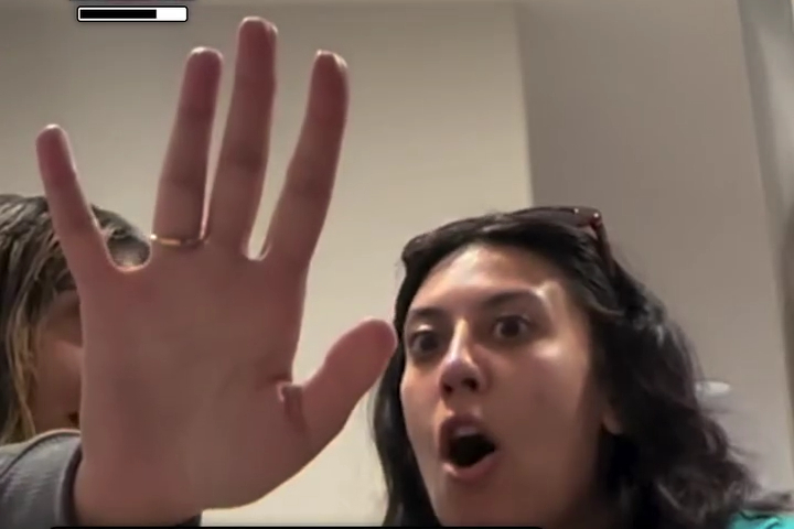 Màn Khoe Nhẫn Đính Hôn Đi Vào Lòng Đất